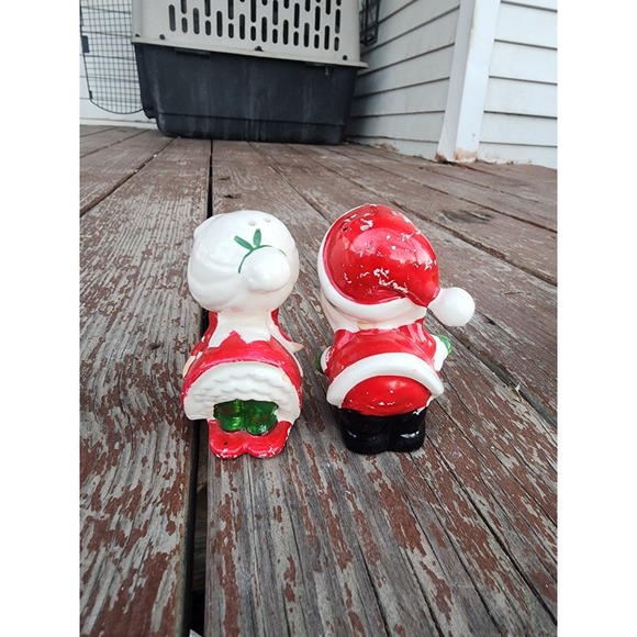 Vintage Japan Ceramic Mr. And Mrs. Claus Kissing Salt And Pepper Shakers 2 Pc - Picture 5 of 9